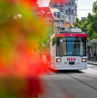 Straßenbahn fährt durch die Stadt