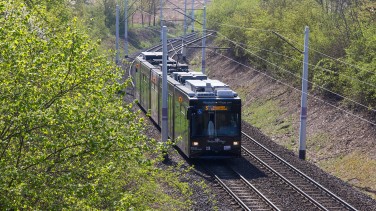 Straßenbahn fährt durch Würzburg