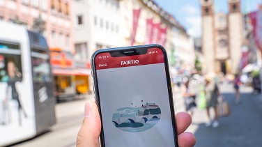 Geöffnete FAIRTIQ-App am Smartphone in Würzburg